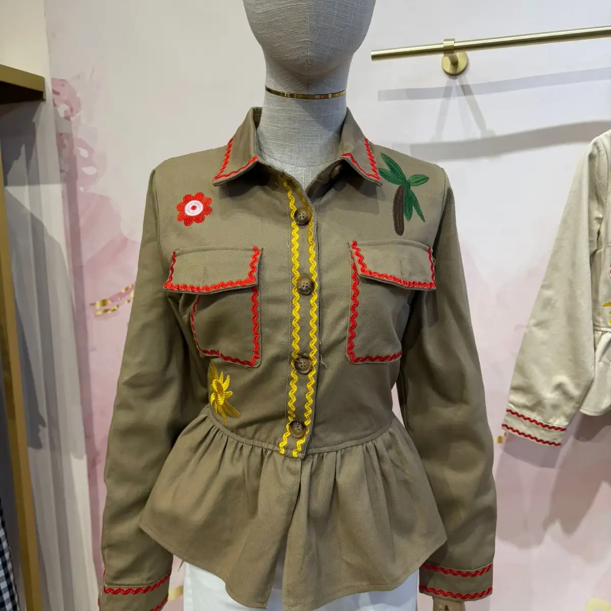 Veste courte taupe brodé couleur
