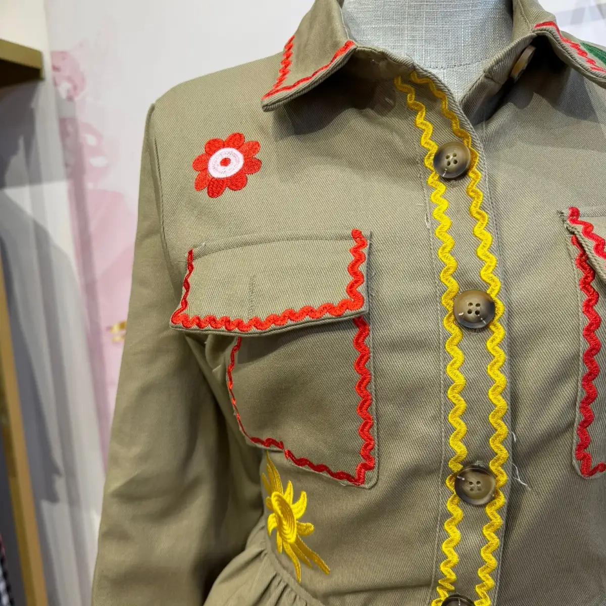 Veste courte taupe brodé couleur